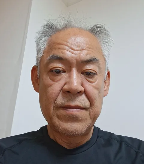 50대 이상 남성 고객이 AI 증명사진 제작에 사용한 일상 사진 (1번째 사진)