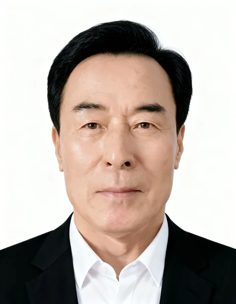 50대 이상 남성 고객의 인핸즈 AI 증명사진 제작 결과 (2번째 사진)