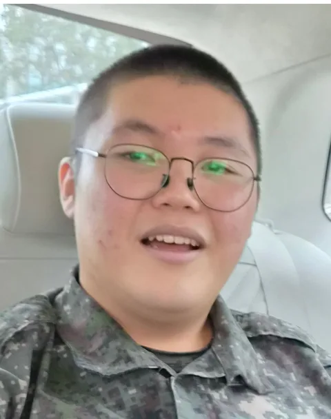 20대 남성 고객이 AI 증명사진 제작에 사용한 일상 사진 (1번째 사진)