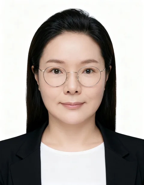 50대 이상 여성 고객의 인핸즈 AI 증명사진 제작 결과 (1번째 사진)