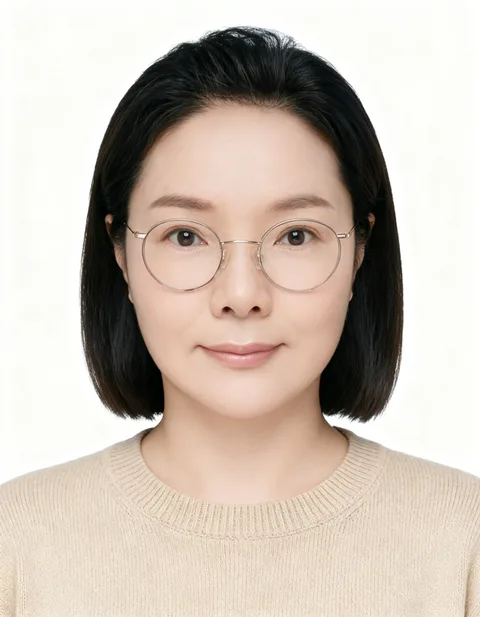 50대 이상 여성 고객의 인핸즈 AI 증명사진 제작 결과 (2번째 사진)