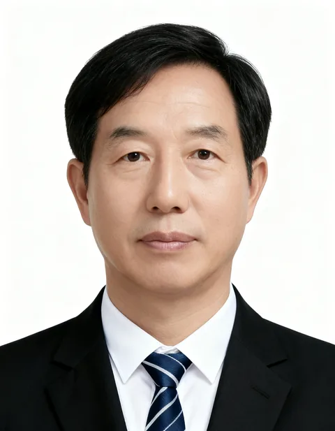 50대 이상 남성 고객의 인핸즈 AI 증명사진 제작 결과 (2번째 사진)