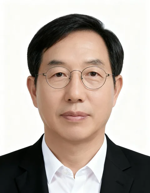 50대 이상 남성 고객의 인핸즈 AI 증명사진 제작 결과 (1번째 사진)