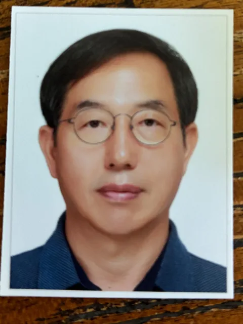 50대 이상 남성 고객이 AI 증명사진 제작에 사용한 일상 사진 (2번째 사진)