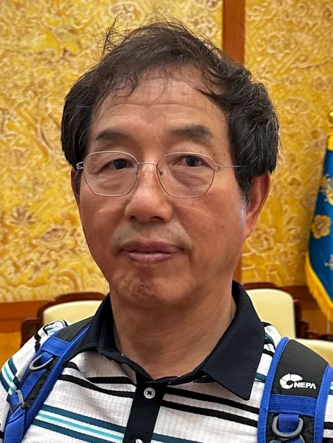 50대 이상 남성 고객이 AI 증명사진 제작에 사용한 일상 사진 (1번째 사진)