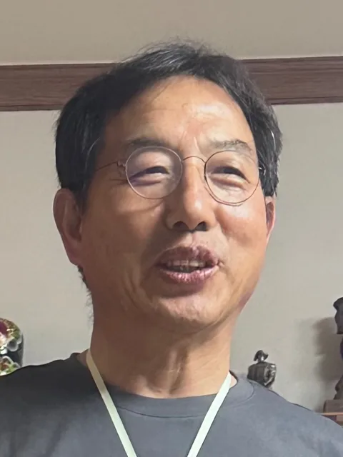 50대 이상 남성 고객이 AI 증명사진 제작에 사용한 일상 사진 (3번째 사진)