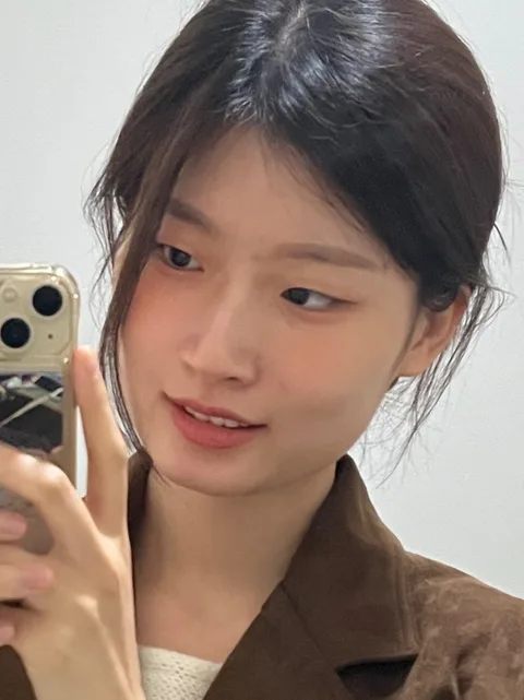 20대 여성 고객이 AI 증명사진 제작에 사용한 일상 사진 (3번째 사진)