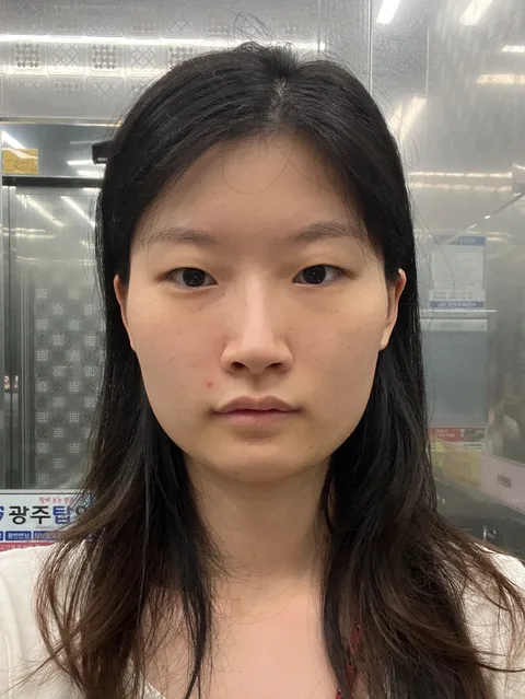 20대 여성 고객이 AI 증명사진 제작에 사용한 일상 사진 (1번째 사진)