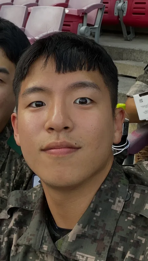 20대 남성 고객이 AI 증명사진 제작에 사용한 일상 사진 (1번째 사진)
